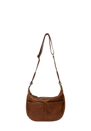 Braune Leder-Schultertasche mit zwei Fronttaschen, verstellbarem Tragegurt und runder Form. Glatte Textur mit minimalen Hardware-Akzenten.