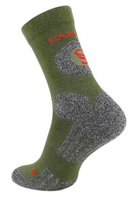 Calzini verde oliva con tallone e punta grigi testurizzati, dotati di logo rosso "STARK" e motivo grigio chiaro sulla superficie.
