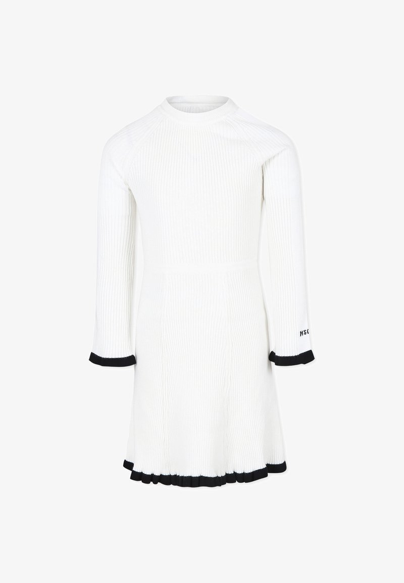 Robe blanche côtelée avec un corsage ajusté, des manches trois-quarts et un biais noir aux finitions des manches et à l'ourlet. Présente un col rond.