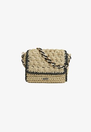 Geweven strohandtas in beige met een zwarte draadrand, voorzien van een stevige kettingschouderriem en een vlak, gestructureerd ontwerp.