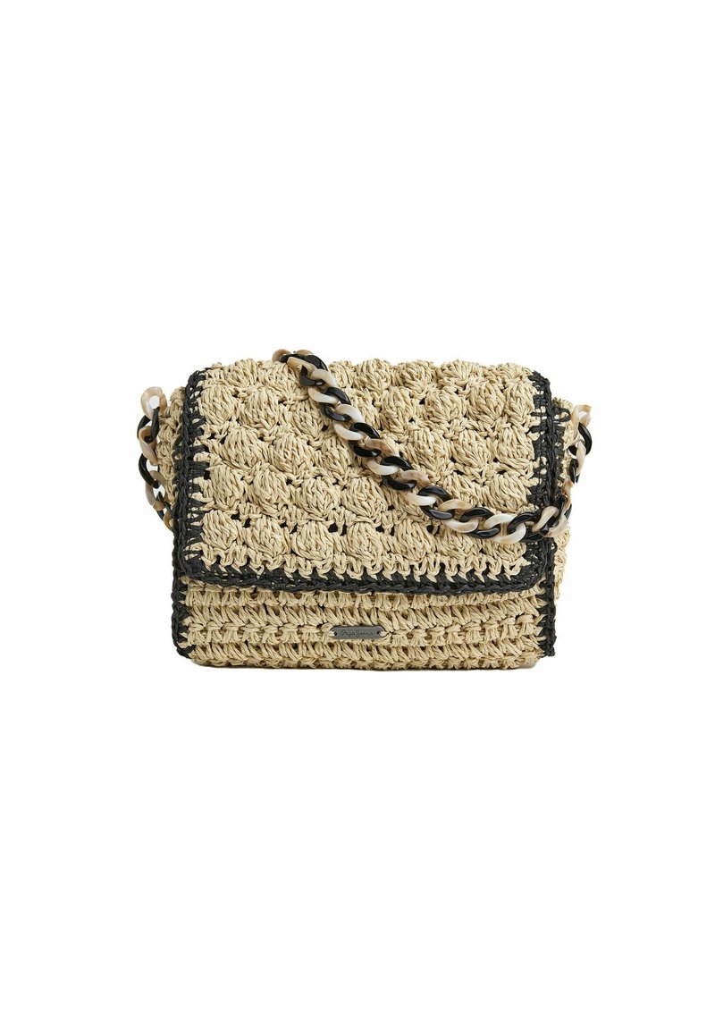Borsa in paglia intrecciata beige con bordo a filo nero, dotata di una catena spessa e un design piatto e strutturato.