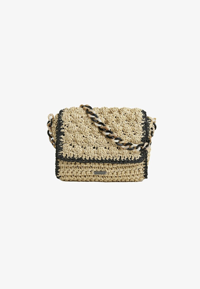 Borsa in paglia intrecciata beige con bordo a filo nero, dotata di una catena spessa e un design piatto e strutturato.