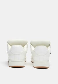 Weiße Sneakers mit einem glatten Lederobermaterial, gepolstertem Kragen und einer strukturierten Sohle. Verfügt über subtile Nähte und ein minimalistisches Design.