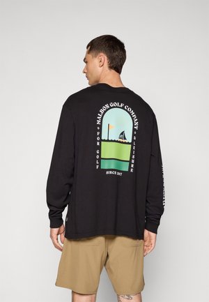 Zwarte lange mouwen shirt met grafisch ontwerp op de achterkant, met een groen, blauw en geel golfthema illustratie. Ontspannen pasvorm.
