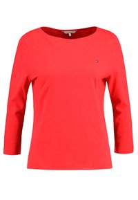 Maglietta rossa a maniche lunghe in morbido cotone, con scollo a barca e un piccolo logo sul petto. Design semplice con una texture liscia.