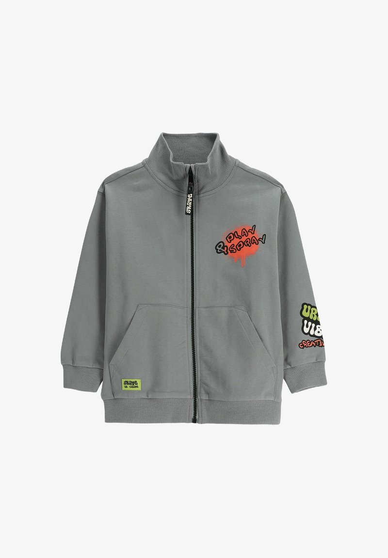 Szara kurtka zapinana na zamek błyskawiczny z wysokim kołnierzem. Posiada graficzny napis w kolorze czerwonym i zielonym, dwie przednie kieszenie oraz ściągacze na rękawach. Wykonana z miękkiego materiału.