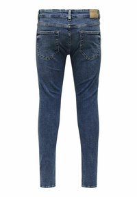 Vaqueros slim de denim en azul oscuro, con un diseño de cinco bolsillos, costuras detalladas y un parche de cuero con la marca en la parte posterior de la cinturilla.