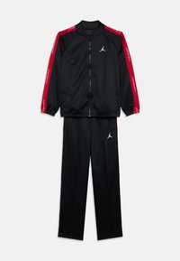 Chándal negro con rayas rojas en las mangas y los pantalones, con logotipos Jumpman blancos y texto "Jordan" en las rayas rojas.