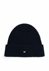 Cappello di maglia a coste blu navy con risvolto e un piccolo logo rettangolare rosso e bianco sul lato. Tessuto morbido e strutturato.