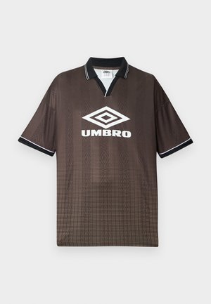 Pruun jalgpallimängija särk must-valge kraega, peene geomeetrilise mustriga ja valge Umbro logoga, mis on paigutatud rinna keskossa.