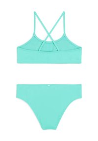 Tirkizni bikini set s topom s prekriženim naramenicama i odgovarajućim donjim dijelom. Glatka tekstura, minimalistički dizajn i bez vidljivih dijelova.