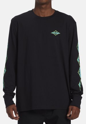 Sort langærmet t-shirt med grønt diamantgrafik på brystet og grønne detaljer på ærmerne. Lavet af blødt, tekstureret bomuldsstof.