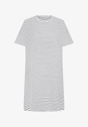 Weißes T-Shirt-Kleid mit kurzen Ärmeln, dünnen schwarzen horizontalen Streifen und rundem Halsausschnitt.