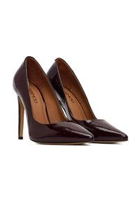 Czółenka na wysokim obcasie w głębokim burgundowym lakierze, z wąskimi czubkami i cienkim obcasem w stylu stiletto. Wnętrze ma gładkie brązowe wykończenie.