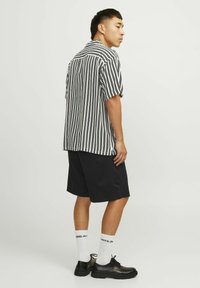 Jack & Jones WIDE FIT - Shorts - black