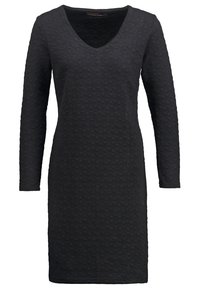 Svart långärmad klänning med V-ringning, med ett strukturerat mönster av upphöjda trianglar och en rak silhuett.