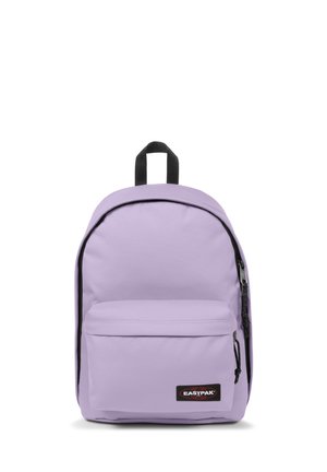 Mochila sintética morada con un bolsillo frontal con cremallera, cremallera negra y asa superior. Presenta un diseño simple y redondeado con un parche de logo.