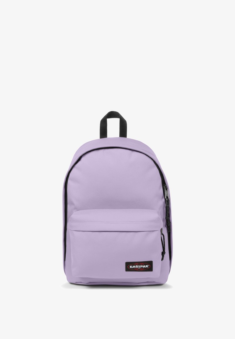 Lila syntetisk ryggsäck med en framficka med dragkedja, svart dragkedja och ett handtag på toppen. Har en enkel, rundad design med en logopatch.