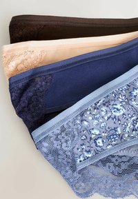 Brūnas, ķermeņa krāsas, jūras zila un gaiši zila apakšbikses ar mežģīņu apdari un ziedu rakstiem. Teksturētas mežģīnes uzsvari un gluda auduma galvenā ķermeņa daļa.