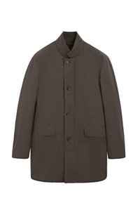 Dunkelbrauner Mantel mit hohem Kragen, Fünf-Knopf-Verschluss, zwei Fronttaschen und geradem Schnitt aus glattem Stoff.
