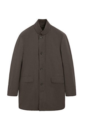 Ciemnobrązowy płaszcz z wysokim kołnierzem, zapinany na pięć guzików, z dwoma przednimi kieszeniami i prostą sylwetką, wykonany z gładkiej tkaniny.