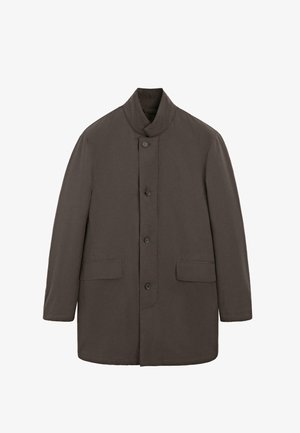 Ciemnobrązowy płaszcz z wysokim kołnierzem, zapinany na pięć guzików, z dwoma przednimi kieszeniami i prostą sylwetką, wykonany z gładkiej tkaniny.