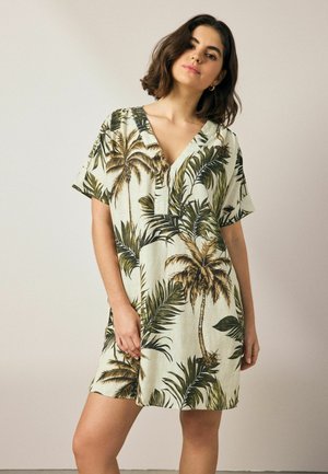 Kurzärmeliges Kleid aus leicht grünem Stoff mit einem tropischen Palmenblattmuster. Verfügt über einen V-Ausschnitt und einen lockeren Schnitt, knielanges Design.