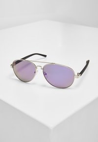 Ochelari de soare din metal cu o ramă argintie, lentile cu gradient purple și brațe negre cu textură. Prezint ă un design cu dublu pod pentru un plus de stil.