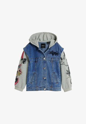 Džínová bunda so šedou kapucňou, s kvetinovými a charakterovými potlačami na rukávoch, predným zapínaním na gombíky, dvoma bočnými vreckami a kontrastným šitím.