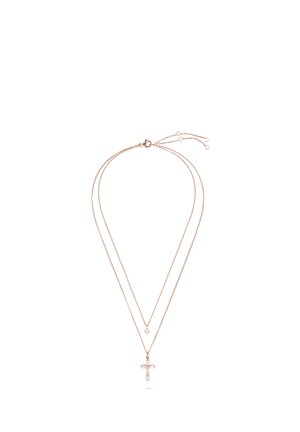 Doppelt geschichtete Halskette aus Roségold mit einem kleinen klaren Edelstein an der kürzeren Kette und einem Kreuzanhänger, der mit klaren Steinen an der längeren Kette verziert ist.