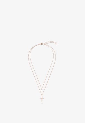 Doppelt geschichtete Halskette aus Roségold mit einem kleinen klaren Edelstein an der kürzeren Kette und einem Kreuzanhänger, der mit klaren Steinen an der längeren Kette verziert ist.