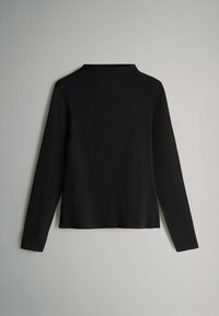 Pikad varrukad must t-särk, sile tekstuur, klassikaline lõige, minimalistlik disain, millel on väike krae ja sirge äär, ilma nähtavate logode või mustriteta.