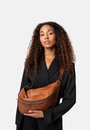 Borsa a tracolla in pelle marrone con forma curva, chiusura con zip e tracolla regolabile. Presenta una texture morbida e cuciture per un tocco di dettaglio in più.