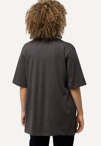 T-shirt a maniche corte, ampia, in cotone grigio scuro con scollatura rotonda e una texture liscia, caratterizzato da un orlo dritto.