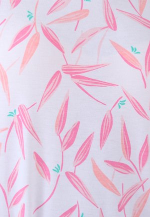 Foglie allungate rosa e pesca con piccoli accenti turchesi sparse su uno sfondo bianco, formando un delicato motivo botanico.