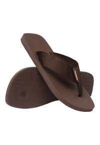 Paire de tongs en caoutchouc brun avec semelles texturées et brides en tissu en forme de Y, une sandale positionnée à la verticale et l'autre à plat en dessous.