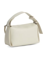 Kremowa torebka ze skóry z usztywnioną formą, krótkim uchwytem i zapięciem na zamek. Gładka tekstura z minimalnymi detalami przeszyć.