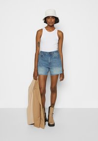 Madewell RELAXED MID LENGTH - Calções de ganga - kelton