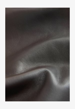 Donkerbruin gestructureerd leerstof met een subtiele nerf, die zachte plooien en een glad oppervlak vertoont. Ideaal voor stoffering of modeprojecten.