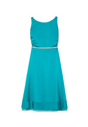 Abito in raso turchese senza maniche con scollo tondo, vita aderente con cintura decorativa argento e orlo svasato.