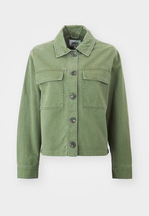 Giacca di jeans verde con colletto, chiusura frontale con bottoni, due tasche sul petto e maniche lunghe con polsini a bottone. Texture liscia e design cropped.