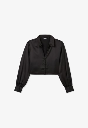 Camicetta corta in satin nero con colletto, maniche lunghe a palloncino e chiusura anteriore con bottoni. Tessuto liscio, corpo fitted con polsini affusolati.