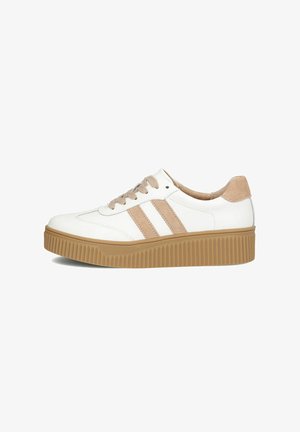 Sneaker bianca basse con strisce in suede beige, lacci abbinati, tallone imbottito e suola in gomma spessa scanalata.
