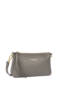 Borsa a tracolla in pelle grigia con finitura testurizzata, hardware dorato e chiusura con zip. Presenta una tracolla rimovibile e logo impresso.