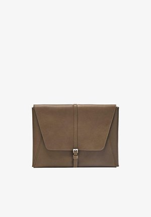 Bruine leren clutch tas met een overslagklep, voorzien van een centrale druksluiting en strakke geometrische lijnen. Soepele textuur, minimalistisch ontwerp.