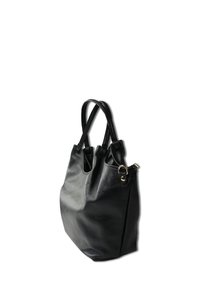 Zwarte leren totebag met een getextureerd oppervlak, dubbele handvatten en een gouden accentring aan de zijkant. De contoured vorm verbetert de functionaliteit.