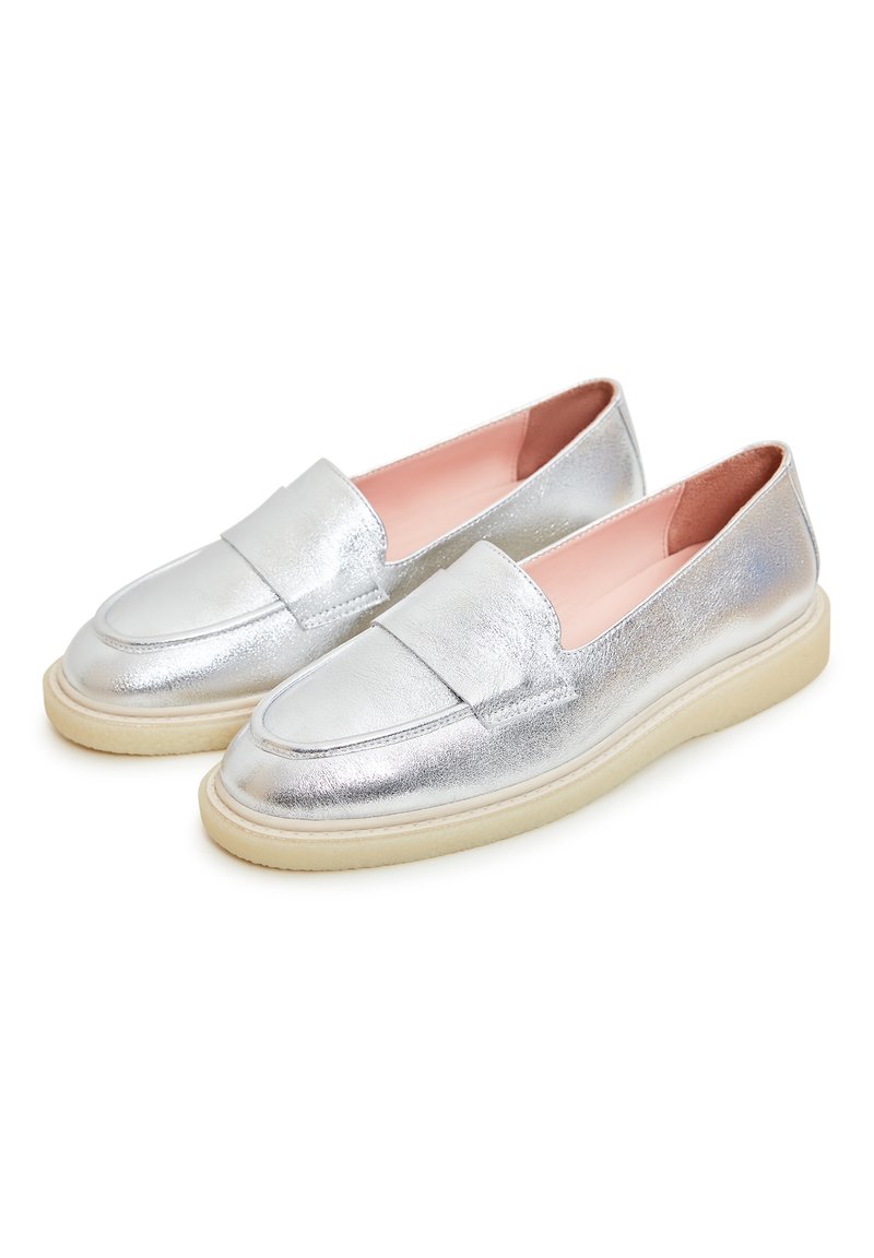 Silberne metallische Loafers mit glatter Textur, ausgestattet mit einem breiten Riemen über dem Vorfuß und einer cremefarbenen Gummisohle. Das Innere ist pink.