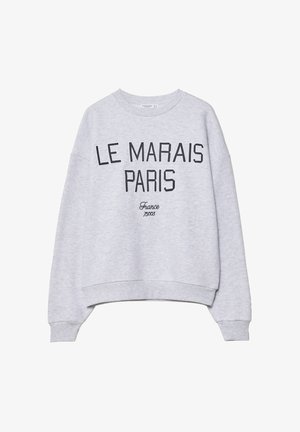 Svjetlo siva dukserica s crnim natpisom "LE MARAIS PARIS" i manjim kurzivom "France 75003" u centru sprijeda, s dugim rukavima.