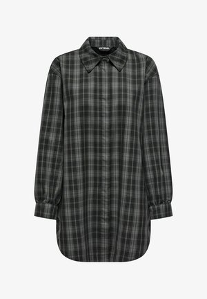 Chemise boutonnée à carreaux noirs et gris, avec un col, des manches longues et des poignets froncés. Présente un ourlet arrondi et une texture de tissu douce.