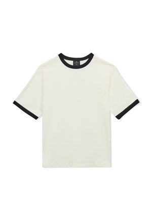 T-shirt bianca a maniche corte con bordino nero sul colletto e sui bordi delle maniche, distesa su sfondo bianco.